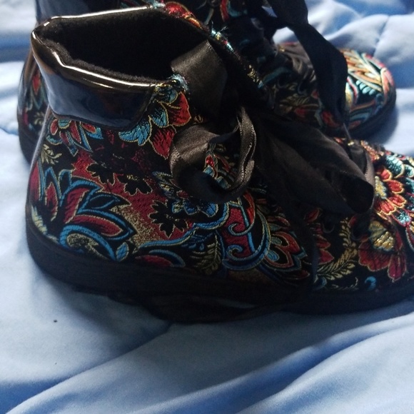 Shoes - Picture 2 of 4